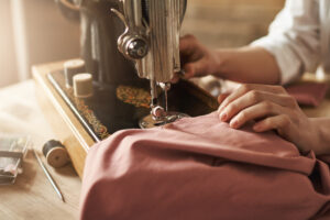 Acabamento artesanal em roupas feito manualmente na Nobre