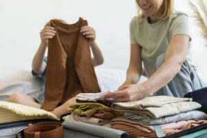 Como separar roupas para lavanderia por cor e tipo de tecido